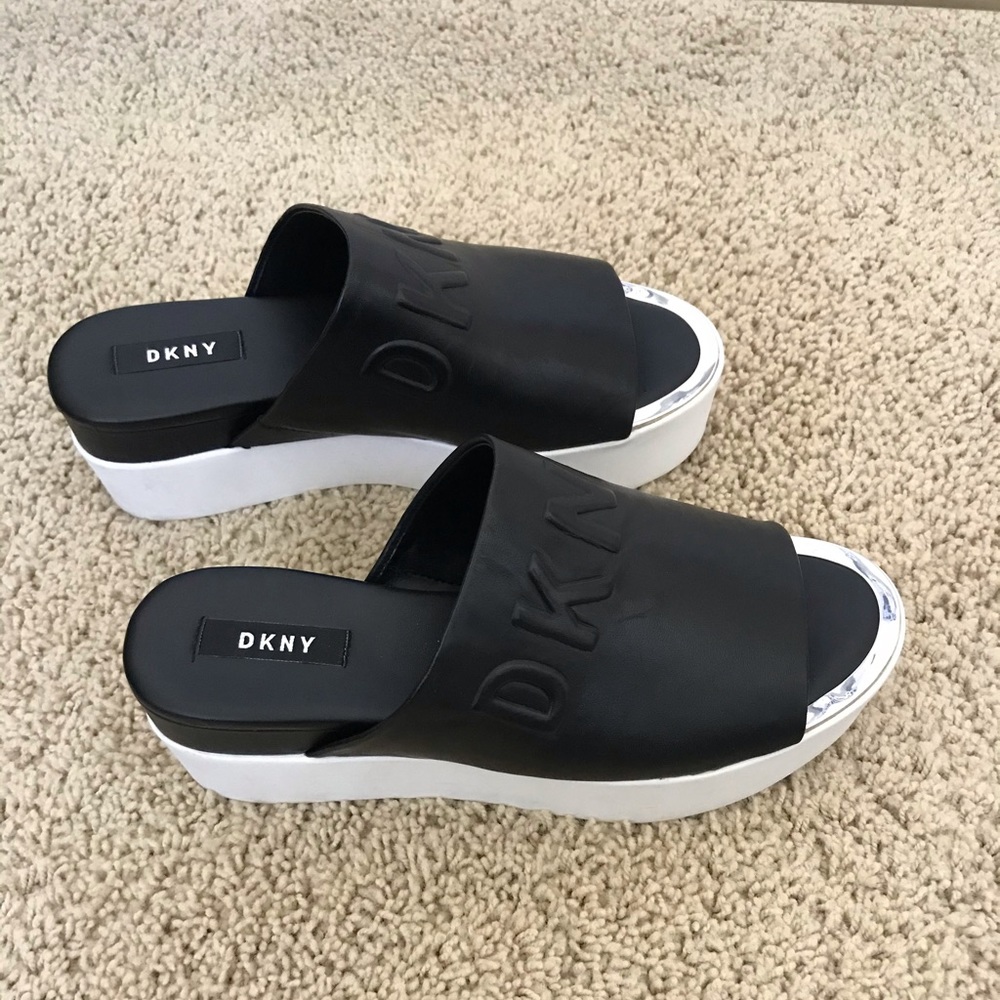 DKNY LOGO SLIDES NWOT